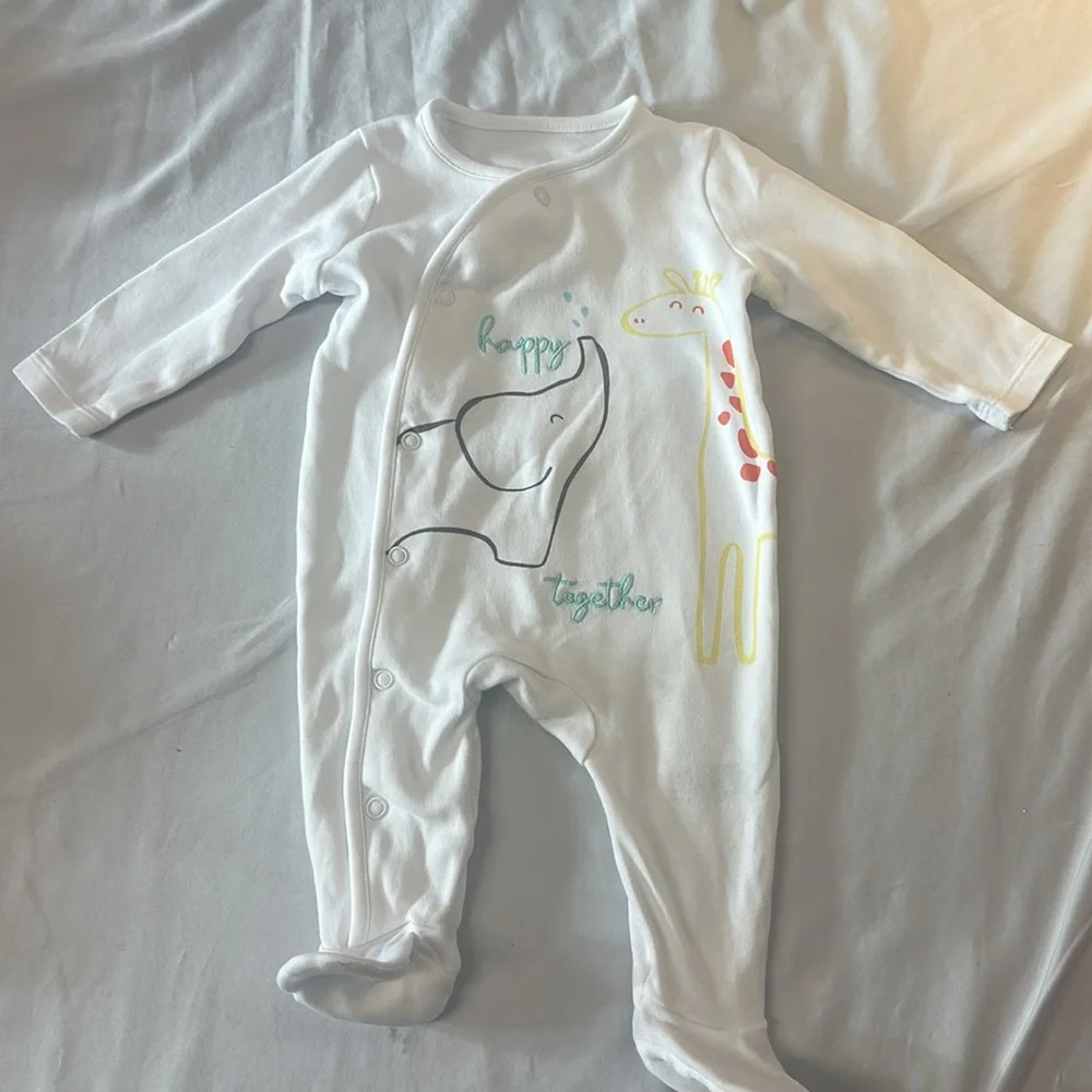 🛑 
Newborn baby footed sleeper/romper.  Up to 10 pounds